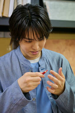 【高野洸×大河紀対談】アトリエを訪ね、作品の絵の具の躍動感を感じる