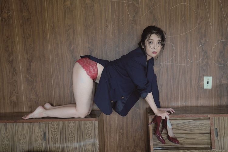 俳優の有森也実が19年ぶり4冊目の写真集『prayer』発売決定!