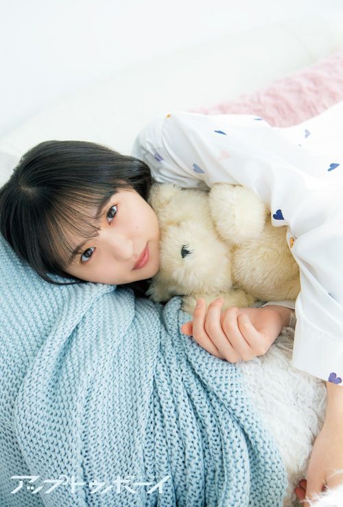 乃木坂46・遠藤さくらと過ごす、理想のクリスマス 裏表紙には伊藤理々