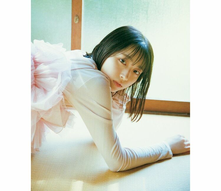 アイドル界に颯爽と現れた新ミューズ、日向坂46大野愛実が表紙巻頭に登場!!