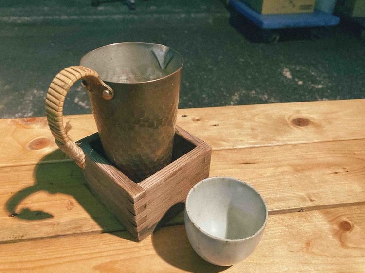 火鉢でぬくめた熱燗で一杯。【中野・路地裏の永世屋】は酒飲みの楽園