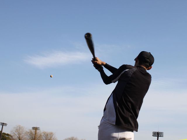 「バッタービヨンド！」“飛ぶバット”と“エラーしにくいグラブ”開発秘話