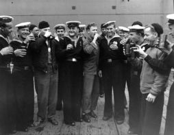 ▲対日戦勝を一緒に祝う米ソの海軍兵　出典：ウィキメディア・コモンズ