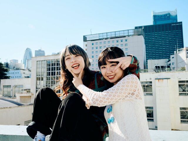 『THE W』で人気急上昇のお笑いコンビ「はるかぜに告ぐ」の素顔に迫る！