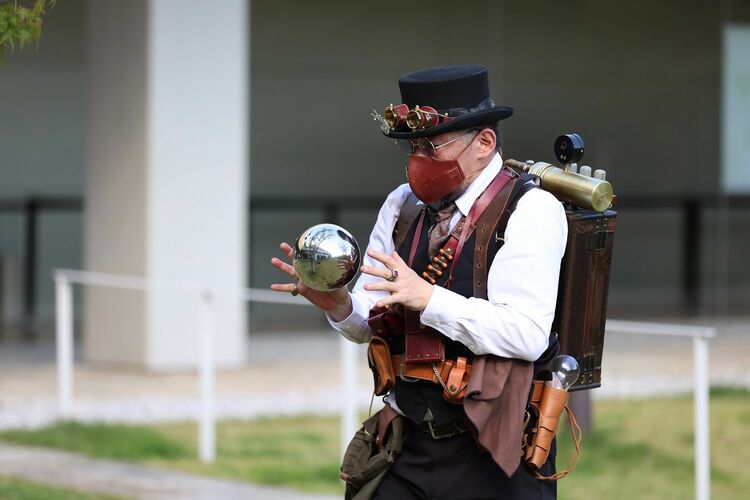 京都で老若男女の目線を釘付けにしたアートパフォーマンス『カリガリ』