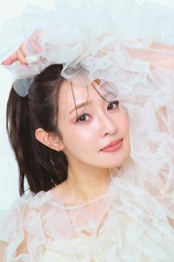 急な美人化で話題の大沢あかね「タレントさんとの2ショットが怖くなくなりました」