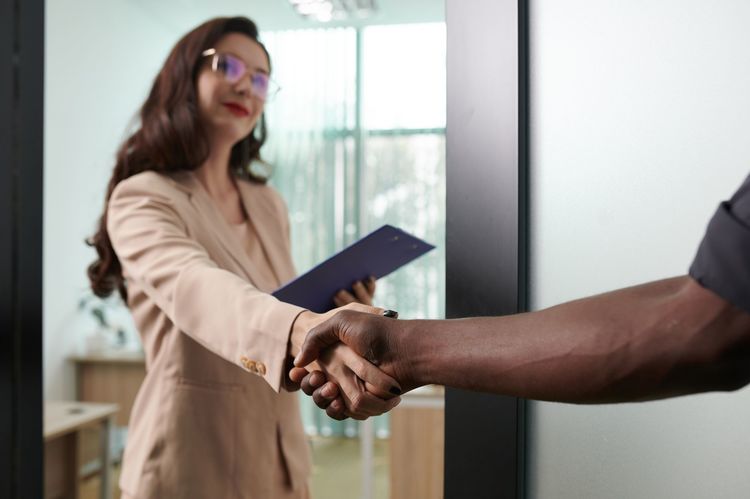 ビジネスパーソンにも必須テク! スパイが使う「SADR」って何?