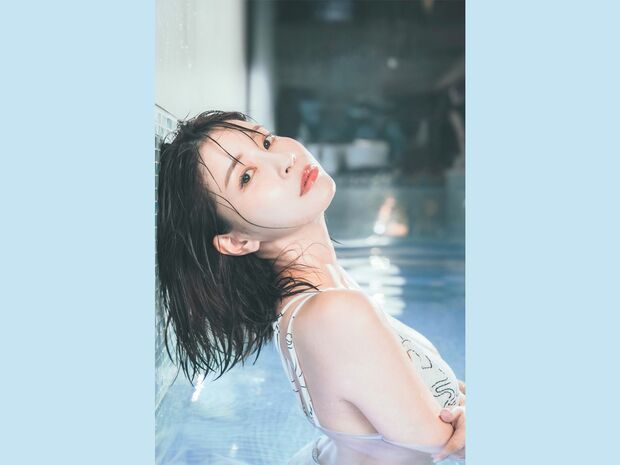 岸明日香と韓国デート! 水着のシーンのほかお酒を飲む姿も披露!