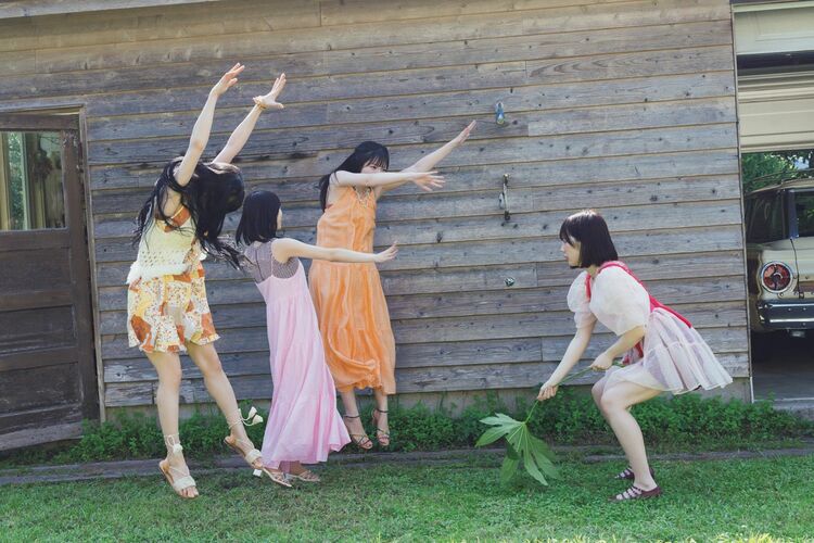 超話題、存在しないアイドルの写真集。4人中3人は“よく分からないまま