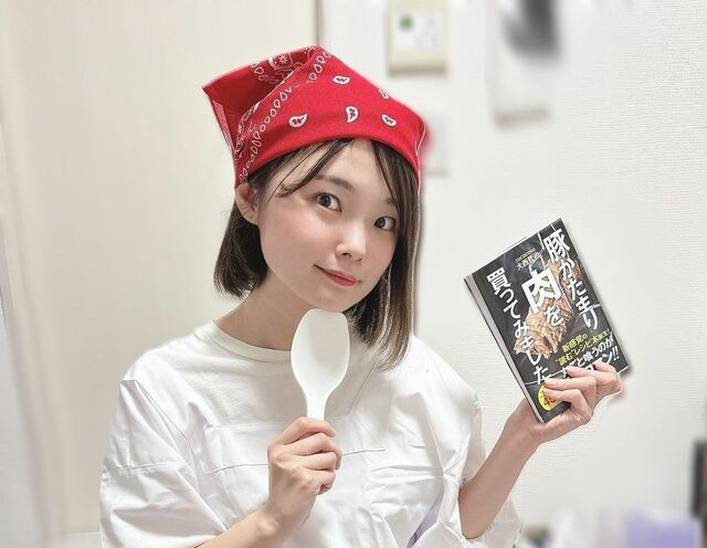 グラビアと寮母の二刀流グラドルが仲間に振る舞う「塩砂糖豚」