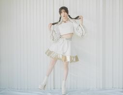 ソロ活動3周年の宮本佳林、最新シングルで挑戦した新しい表現とブレないスタイル