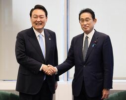 ▲岸田首相と握手を交わす尹錫悦大統領　出典：内閣官房内閣広報室 / Wikimedia Commons