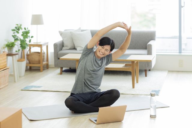 テレワークの隙間ストレッチは背骨の動きを意識して
