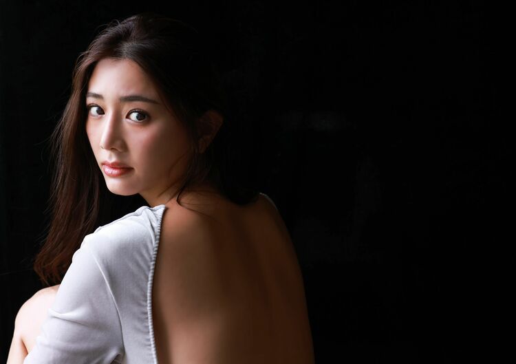 グラビア界で最も話題の9頭身美女・斎藤恭代がデジタル限定写真集をリリース!