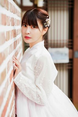 岸明日香と韓国デート!　 水着のシーンのほかお酒を飲む姿も披露！