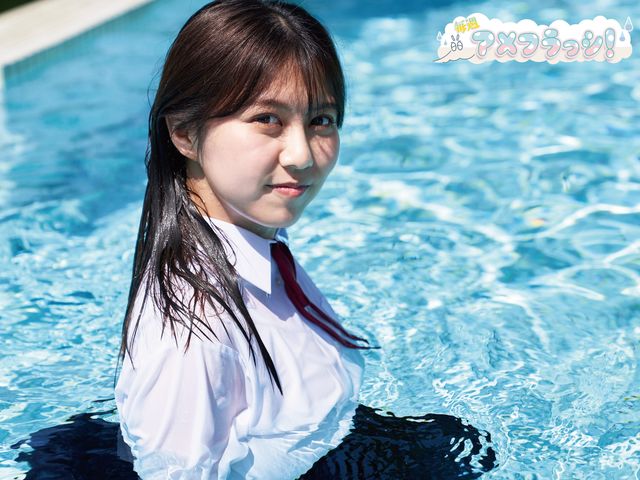 鈴木萌花が制服のままプールで魅せた鮮烈なショット！ セルフプロデュース企画PART８