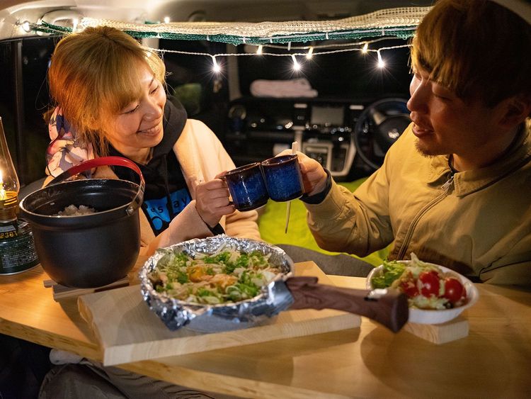 車で暮らす！ 朝から絶景が拝める車中泊スポットでハマったVANLIFE