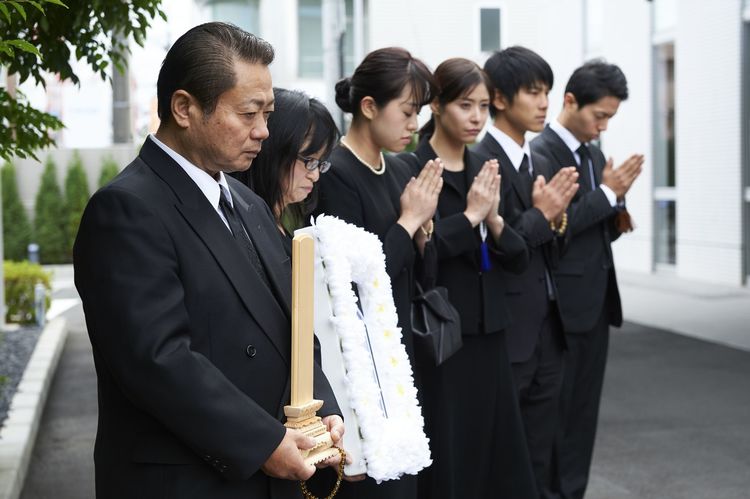 身内が亡くなって急に喪主に。「近しい人には電話で伝える」