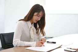 ▲悩みながら丁寧に１日のグラフを書いてくれる武藤さん