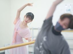 より美しく見せるため、先生から高度なアドバイスが入る