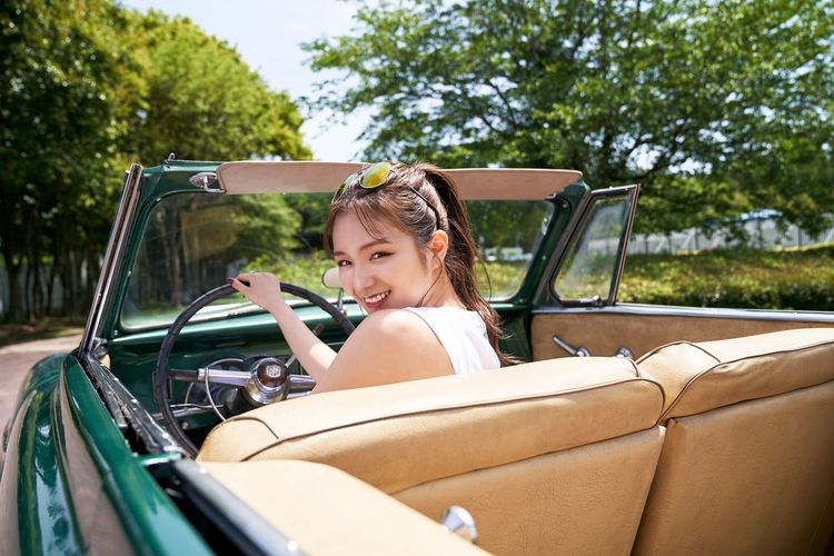アメ車のゴージャスさに負けない愛来の眩しい笑顔！ セルフ