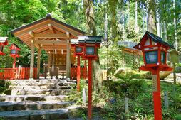 ▲和泉式部の歌碑がある貴船神社　写真：マノリ / PIXTA