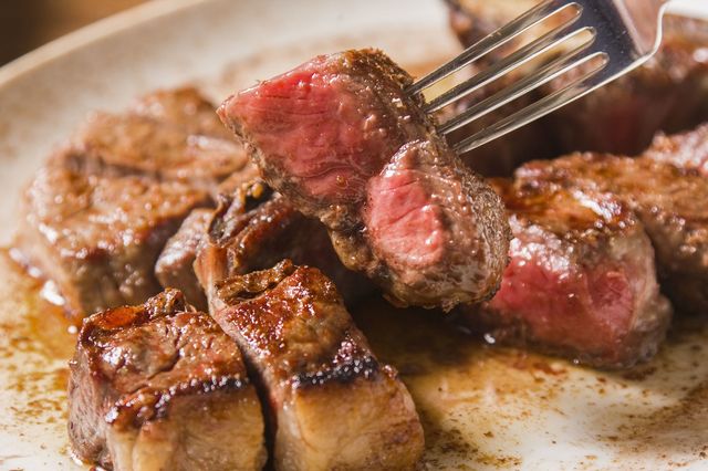 老化にも影響！ 腸に負担を与える「肉食」のリスク