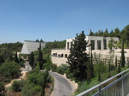 ▲エルサレムにあるヤド・ヴァシェム(ホロコースト博物館)　出典：Juandev(ウィキメディア・コモンズ)