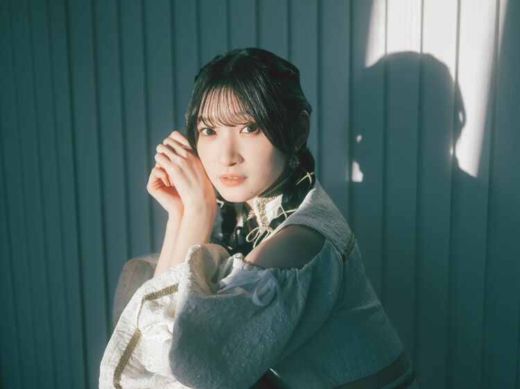 ソロ活動3周年の宮本佳林、最新シングルで挑戦した新しい表現とブレないスタイル