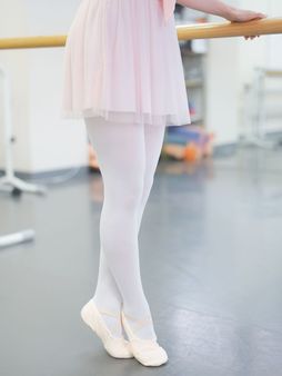 爪先立ちを意味する”シュス”