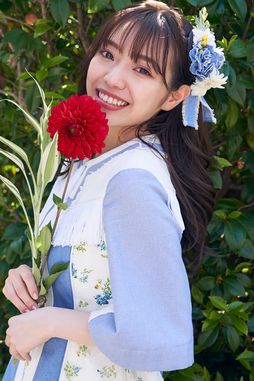 ▲準備した花の中から赤い花を選んだ内藤るな。情熱的な色がよく似合う！