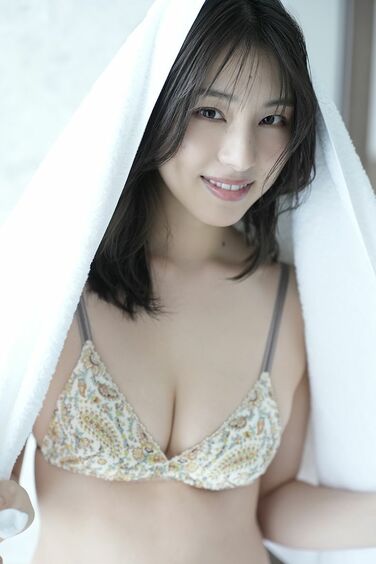 相楽伊織、格別なロケーションで少し背伸びした姿が堪能できるデジタル写真集を発売