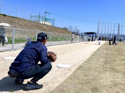 ▲子どもたちのボールを受けるカート・スズキ氏