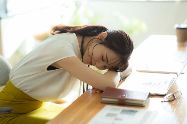 「夏は少し昼寝をするのがよい」15分の軽い睡眠で午後も元気に！