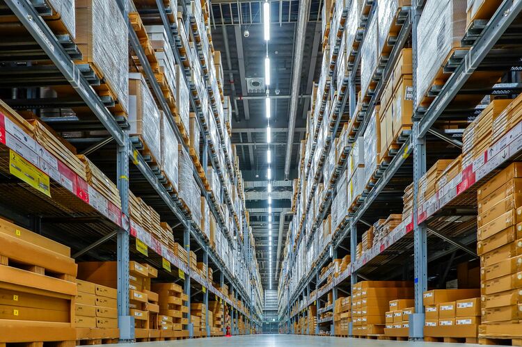 映画『ラストマイル』巨大物流倉庫のシステムは現代の「パノプティコン」なのか?