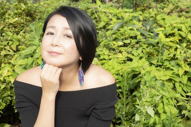 女優の小栗香織が23年ぶりの新曲『寄り添って』に込めた想い