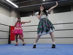 ▲渡辺未詩(写真左)と一緒にリング上で踊る山根涼羽(写真右)