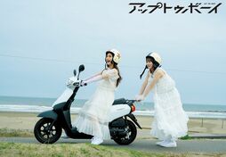 結成20周年を迎えるAKB48大特集号！中心メンバー・小栗×倉野尾×佐藤が表紙巻頭に！