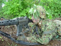 ▲戦闘訓練で銃を構える筆者　［松田氏所有写真］
