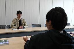 ▲安藤隆人氏の言葉に耳を傾けるカカロニ・すがやさん