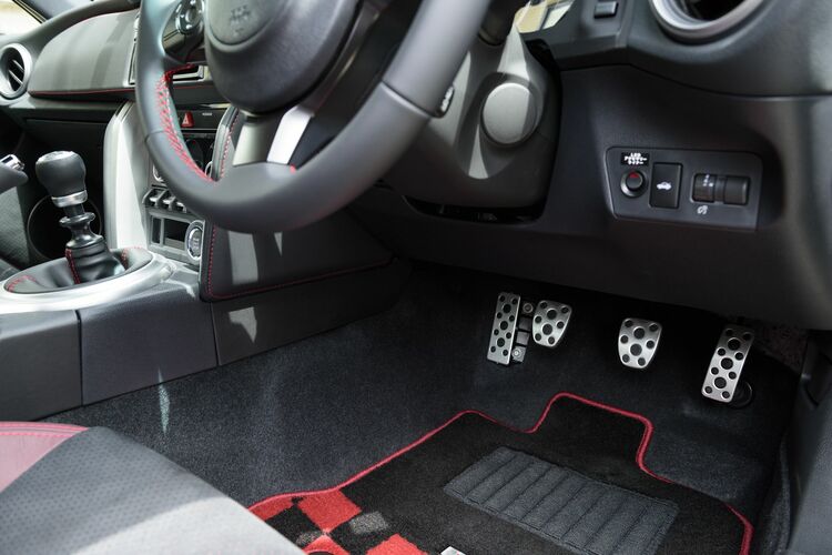 自動車のコックピット問題。どこまでエレクトロニクス化をするべきか?